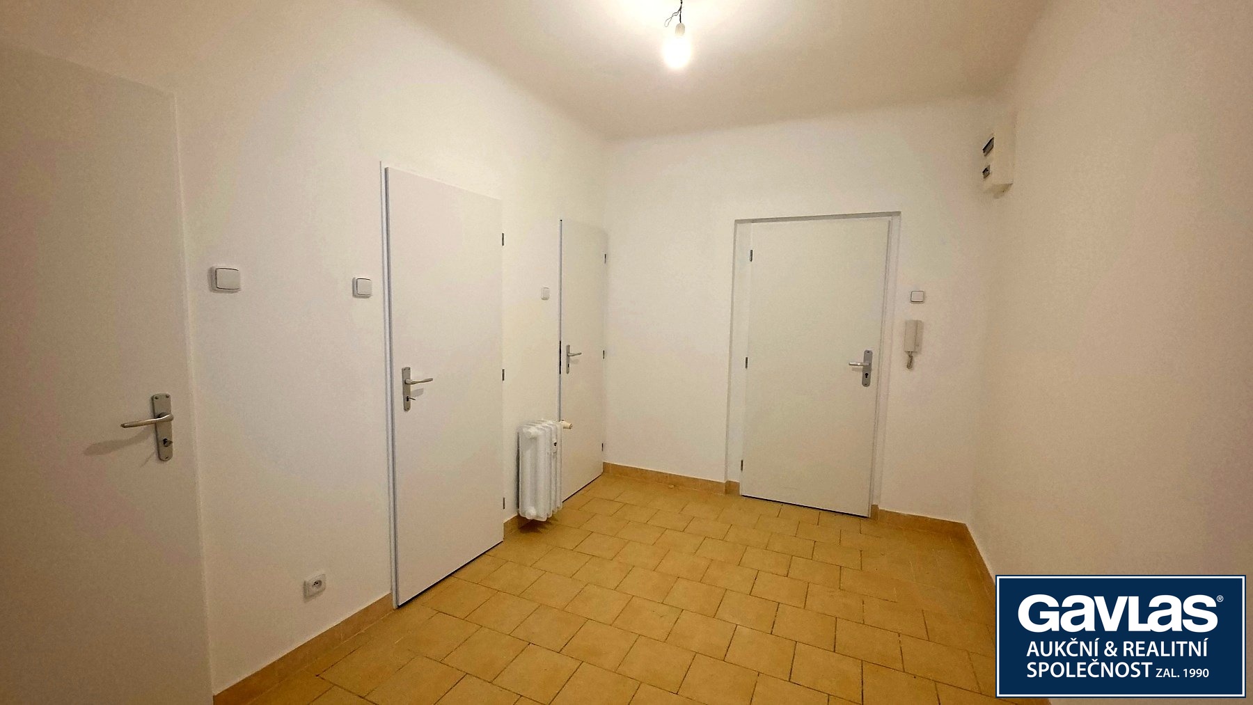 Předsíň - pohled ke dveřím