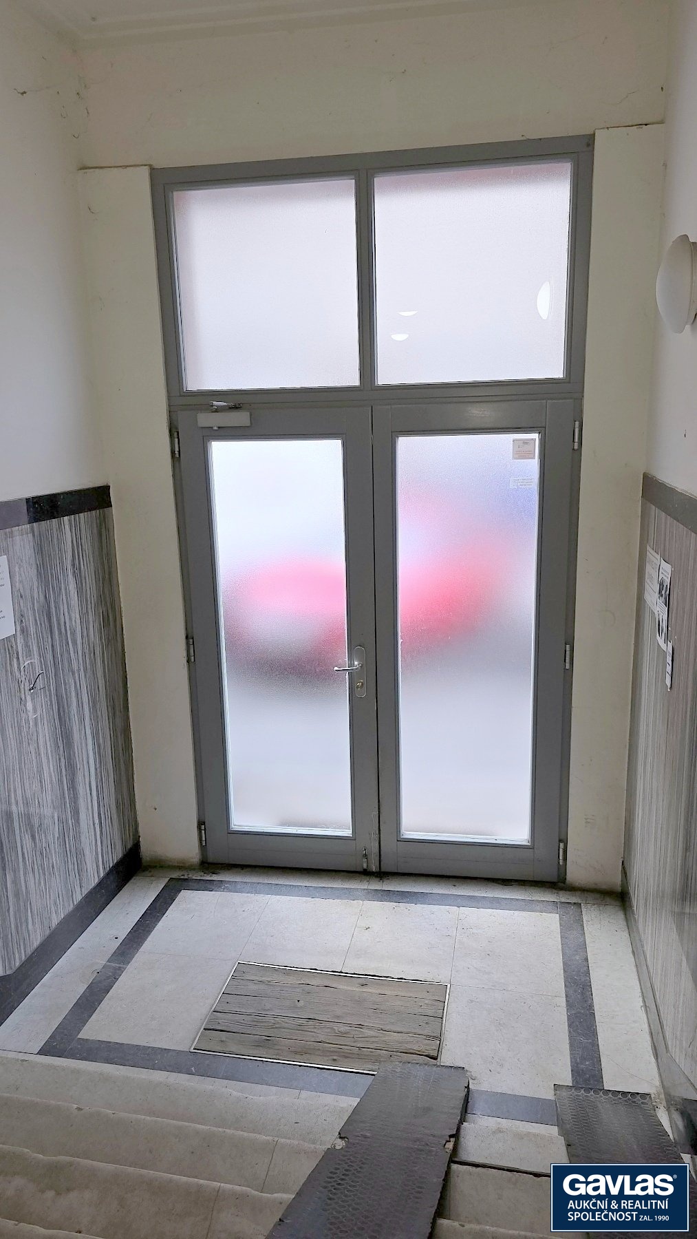 Pohled ke vstupu do domu