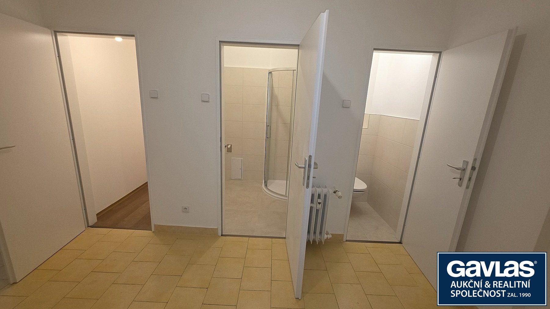 Předsíň - pohled do komory, koupelny a WC