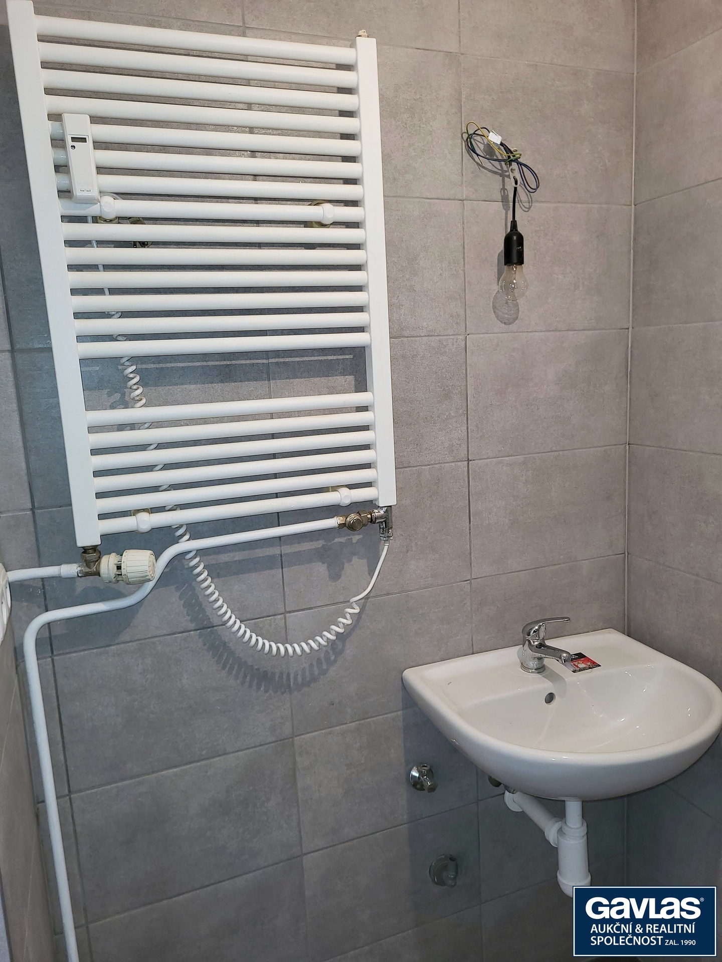 Místo pro pračku, kombinovanýtopný žebřík a umyvad