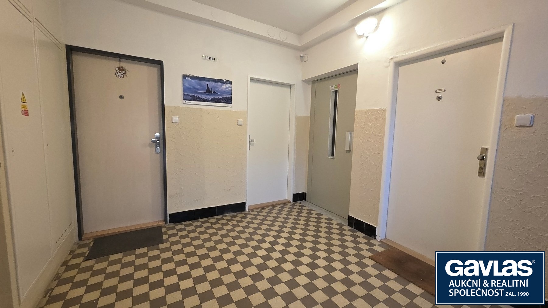 Chodba domu v 1. patře, vstup do bytu vlevo od výtahu