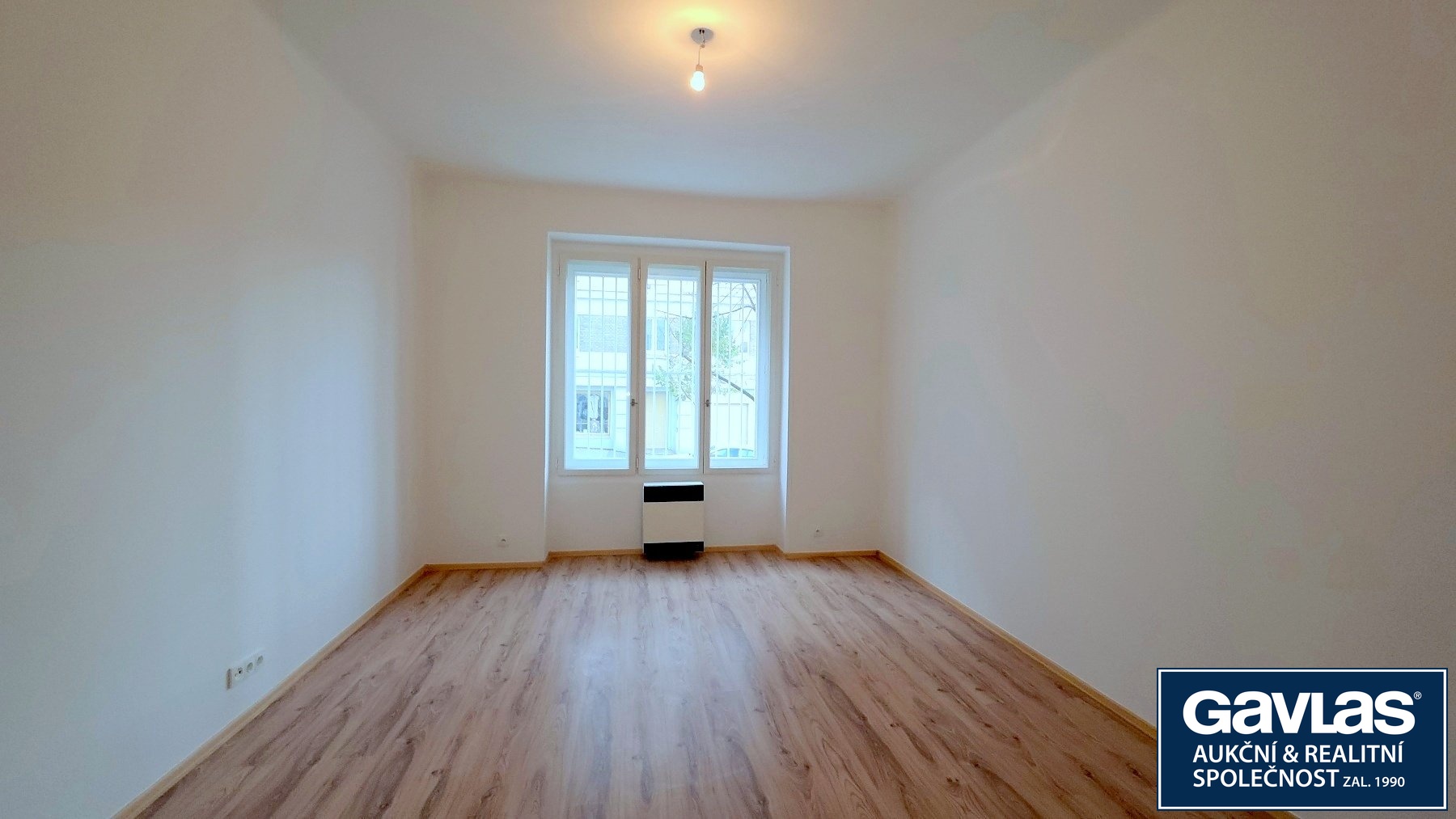 Pokoj - pohled k oknu