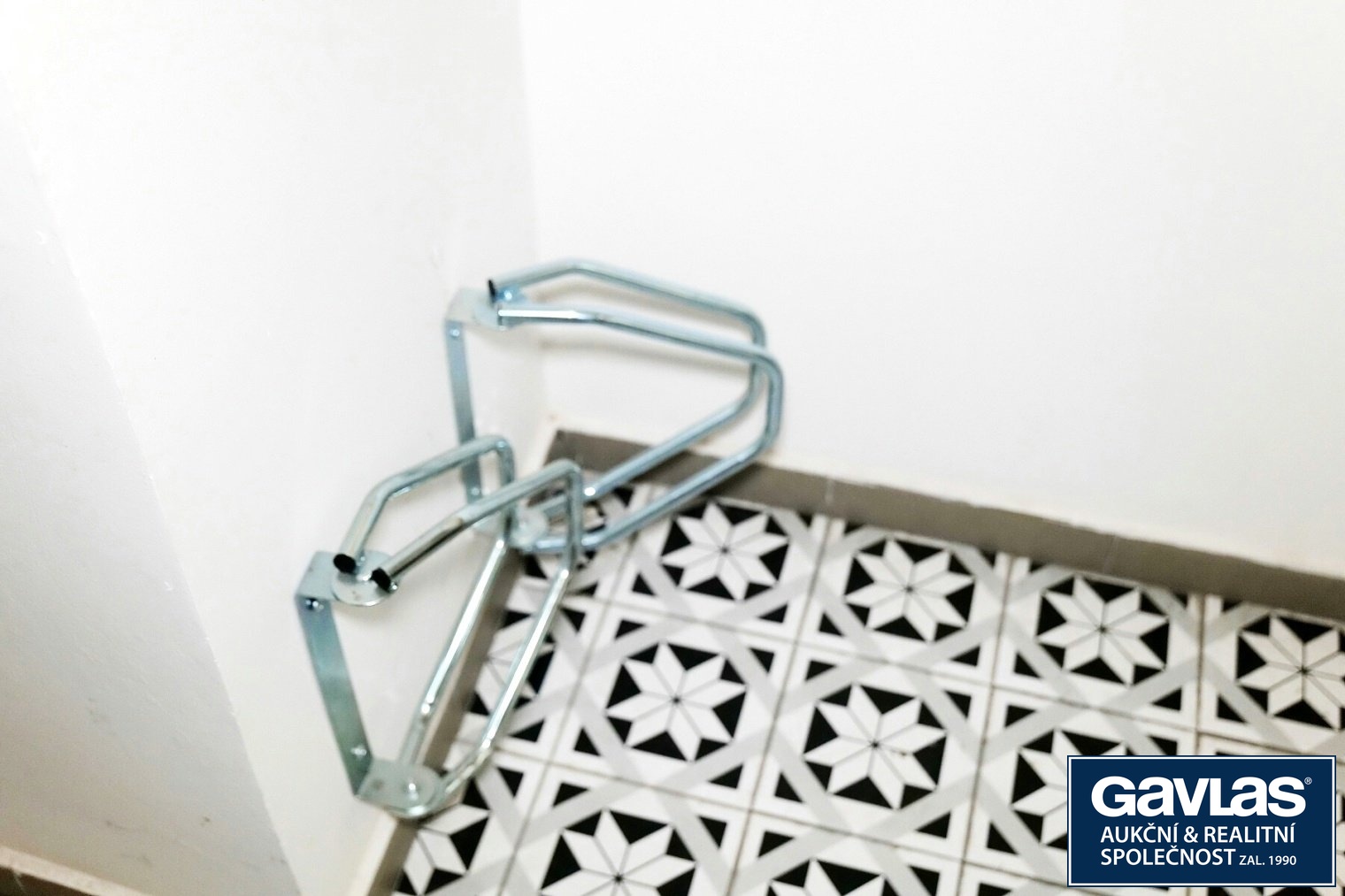 Držák kol v mezaninu