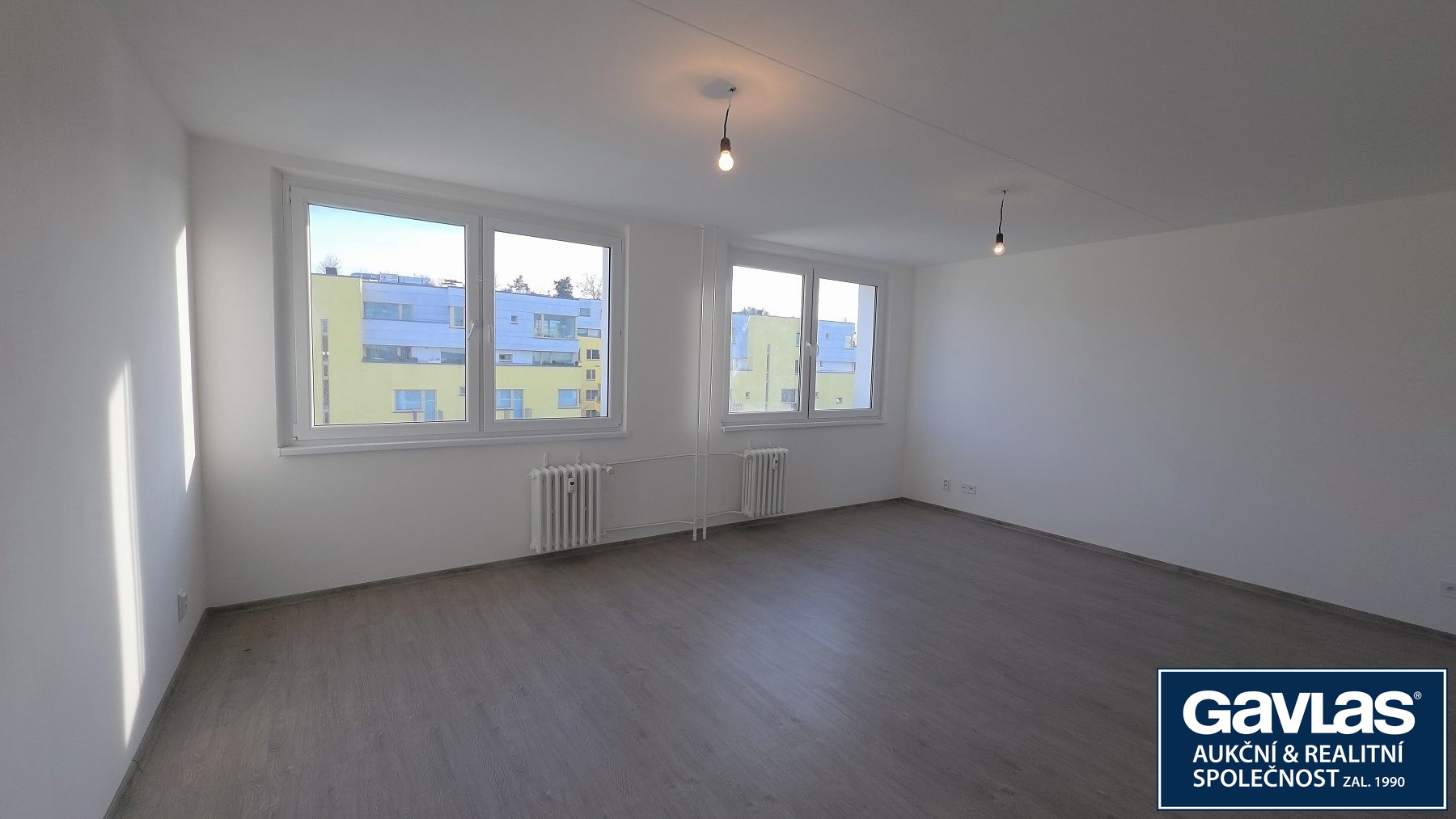 Pohled k oknu od kuch. koutu