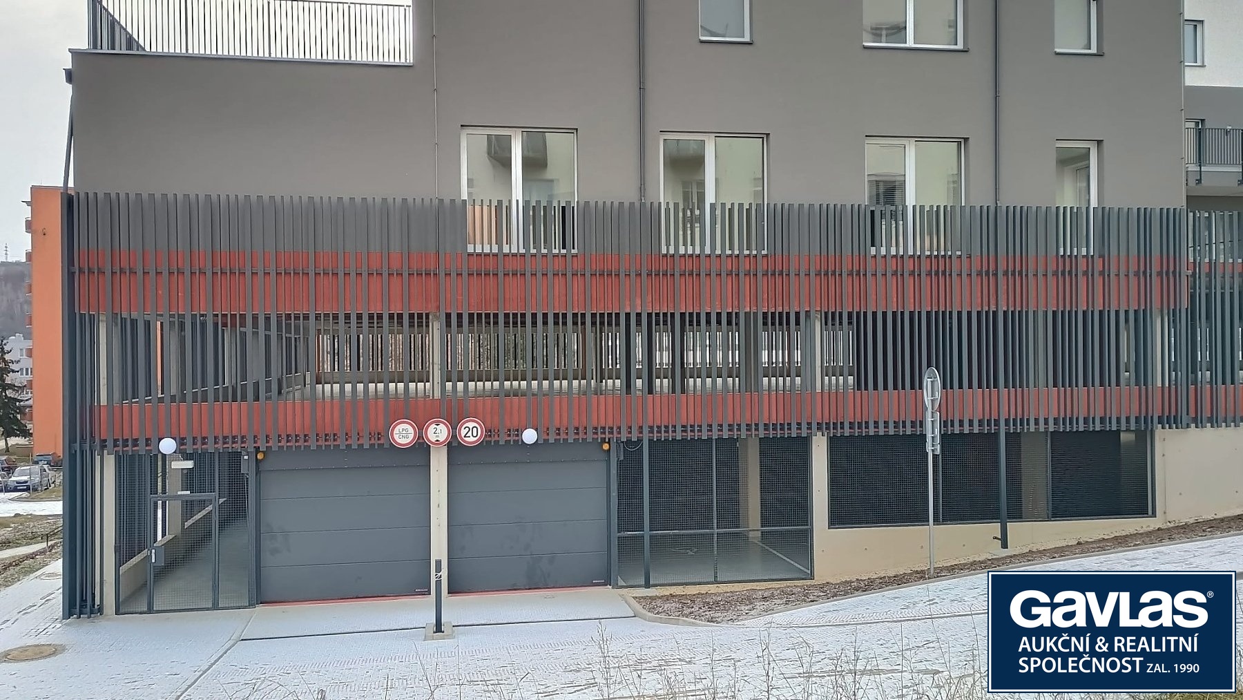 Vjezd do domu s garážemi