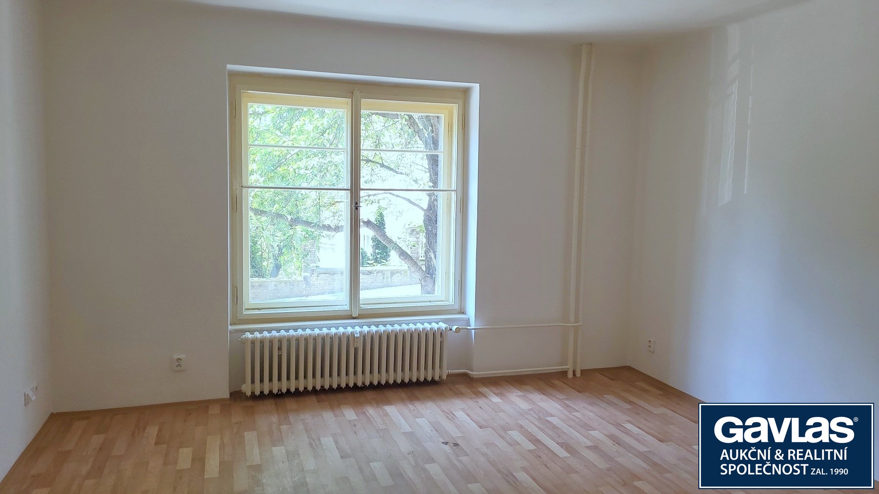 pokoj - pohled k oknu