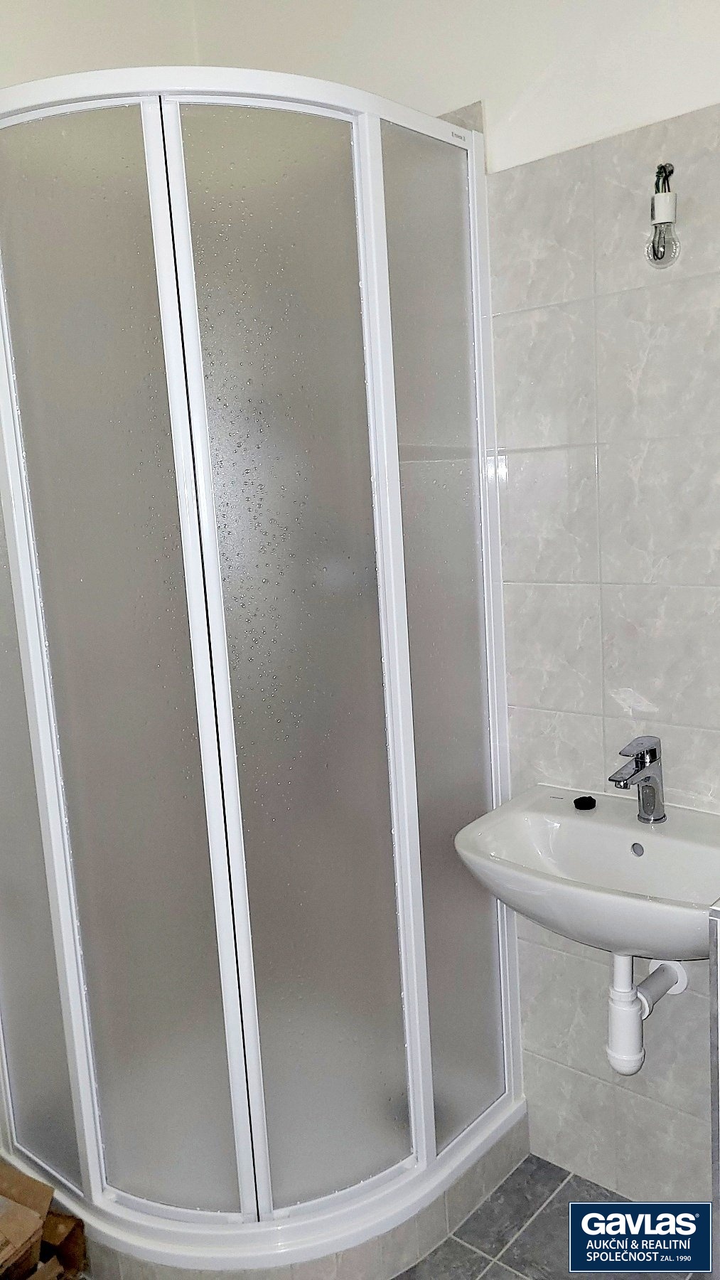Koupelna - sprcha a umyvadlo