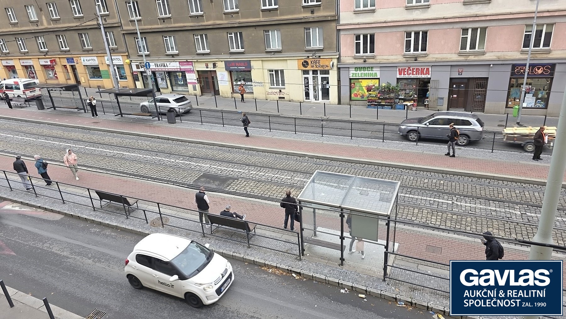 Výhled do ulice Jana Želivského ze zastávkou MHD