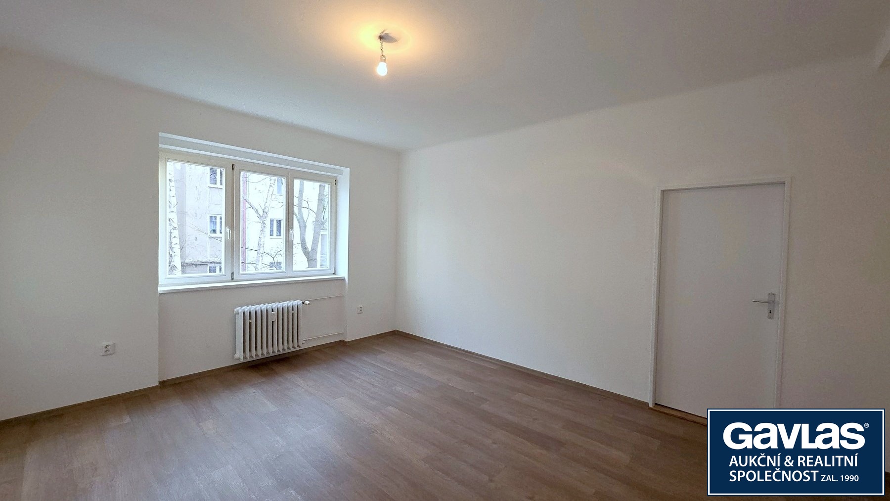 Pokoj - pohled k oknu z levé strany