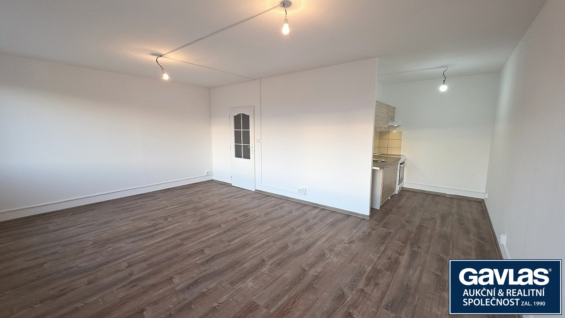 Pohled o okna ke kuchyňskému koutu