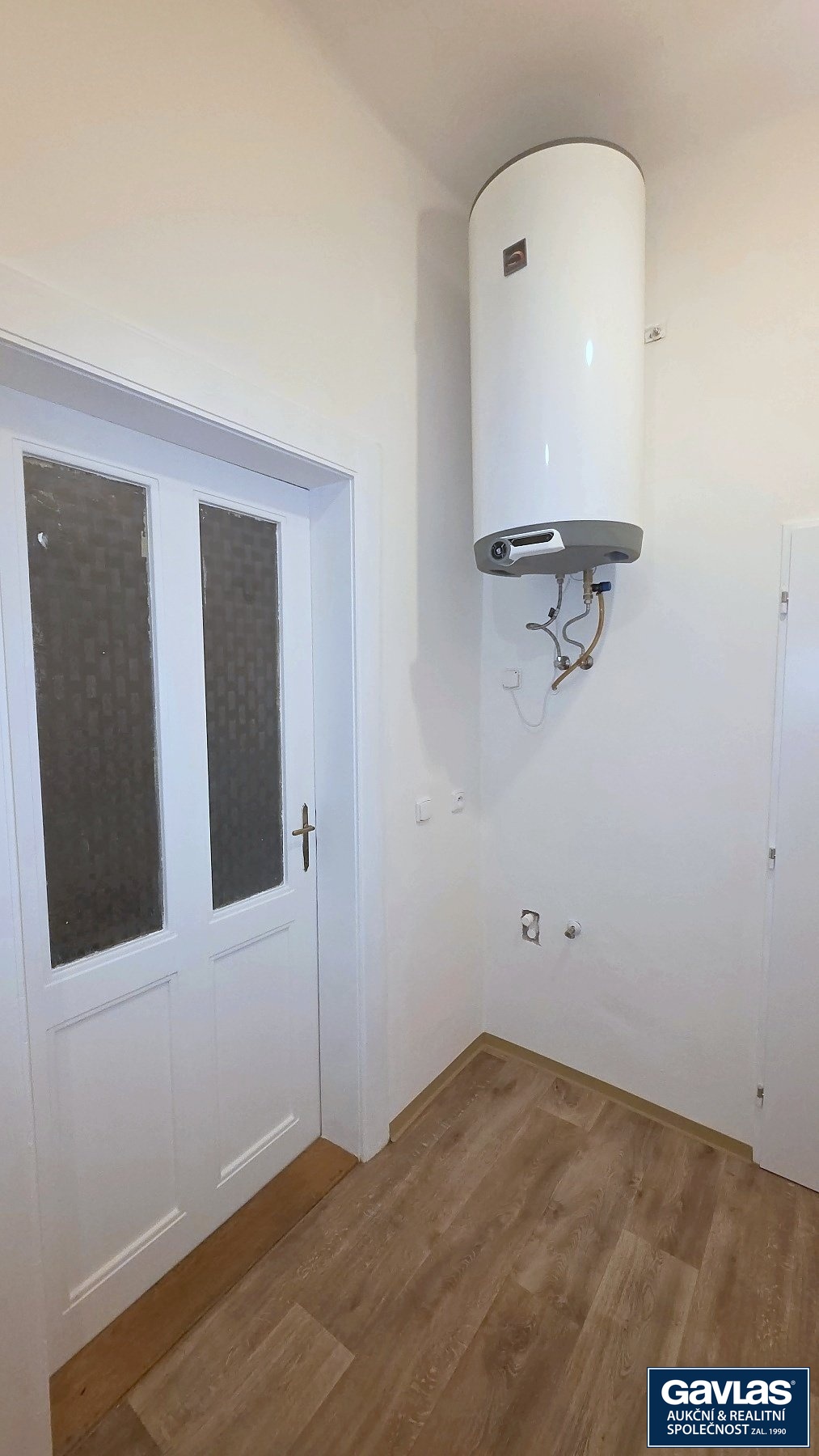 Předsín - dveře do kuchyně, bojler a místo pro pračku