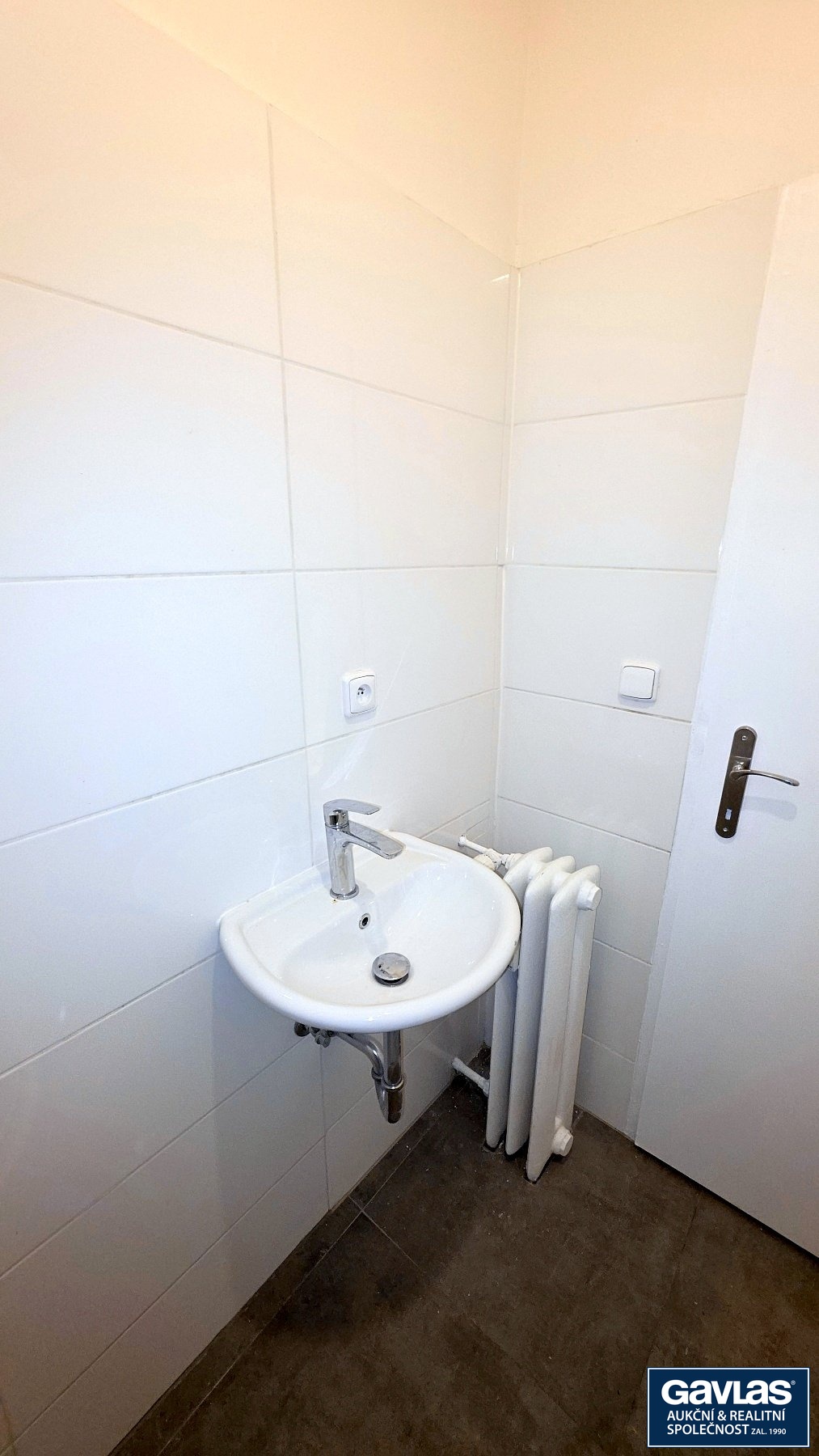Koupelna- umyvadlo a radiátor