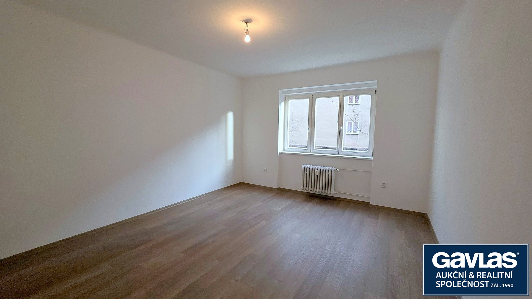 Pokoj  - pohled k oknu