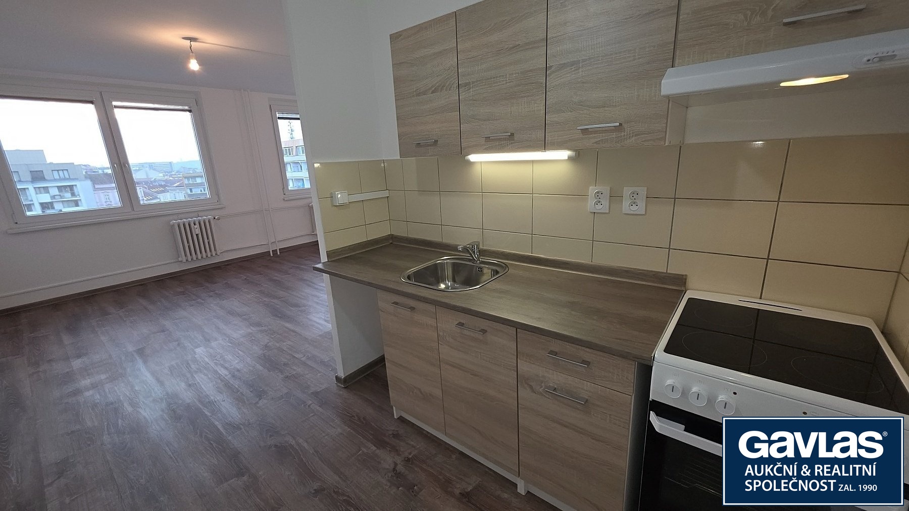 Pohled k oknu z kuchyňského koutu