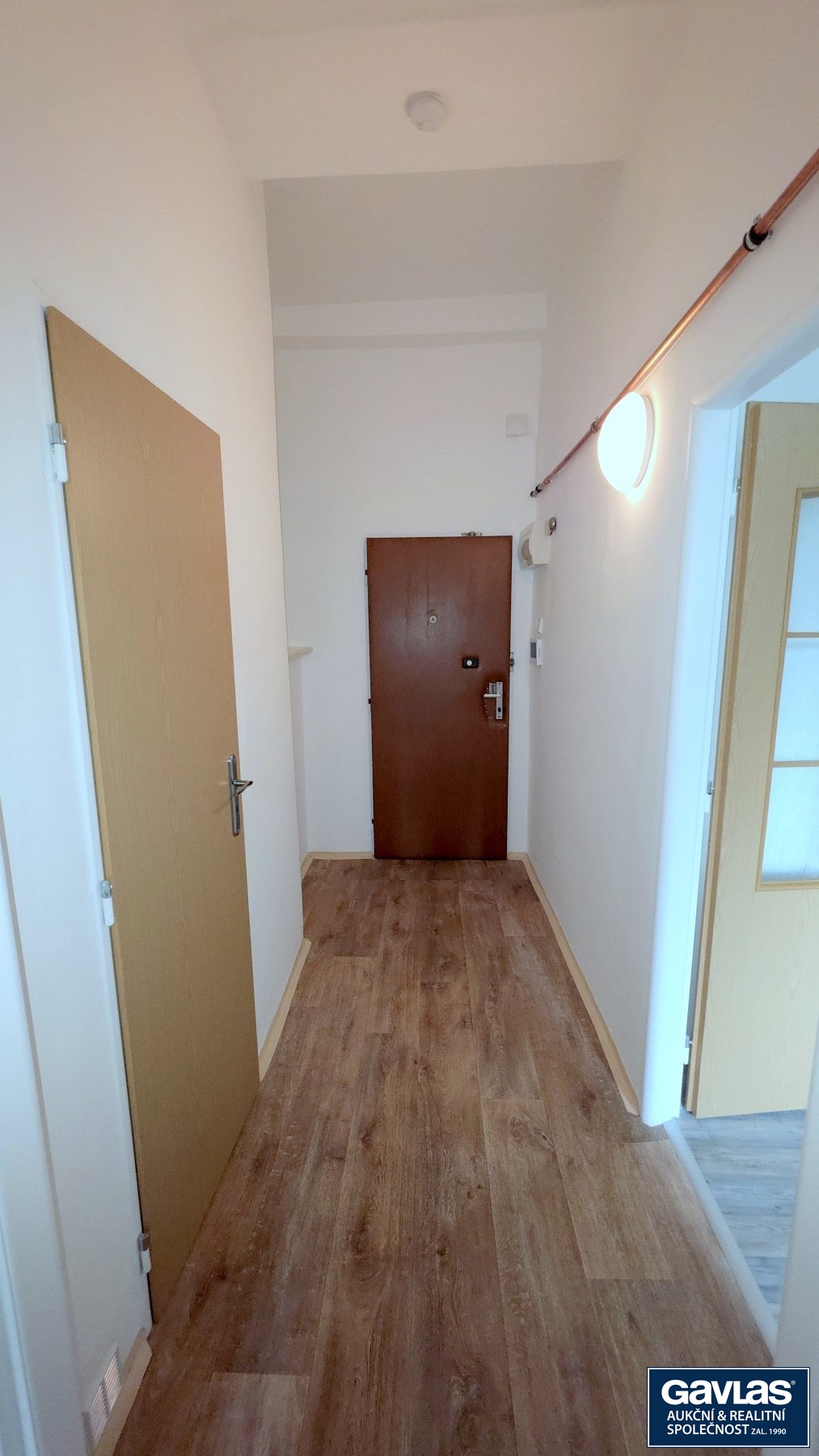 Chodba - pohled ke vstupu