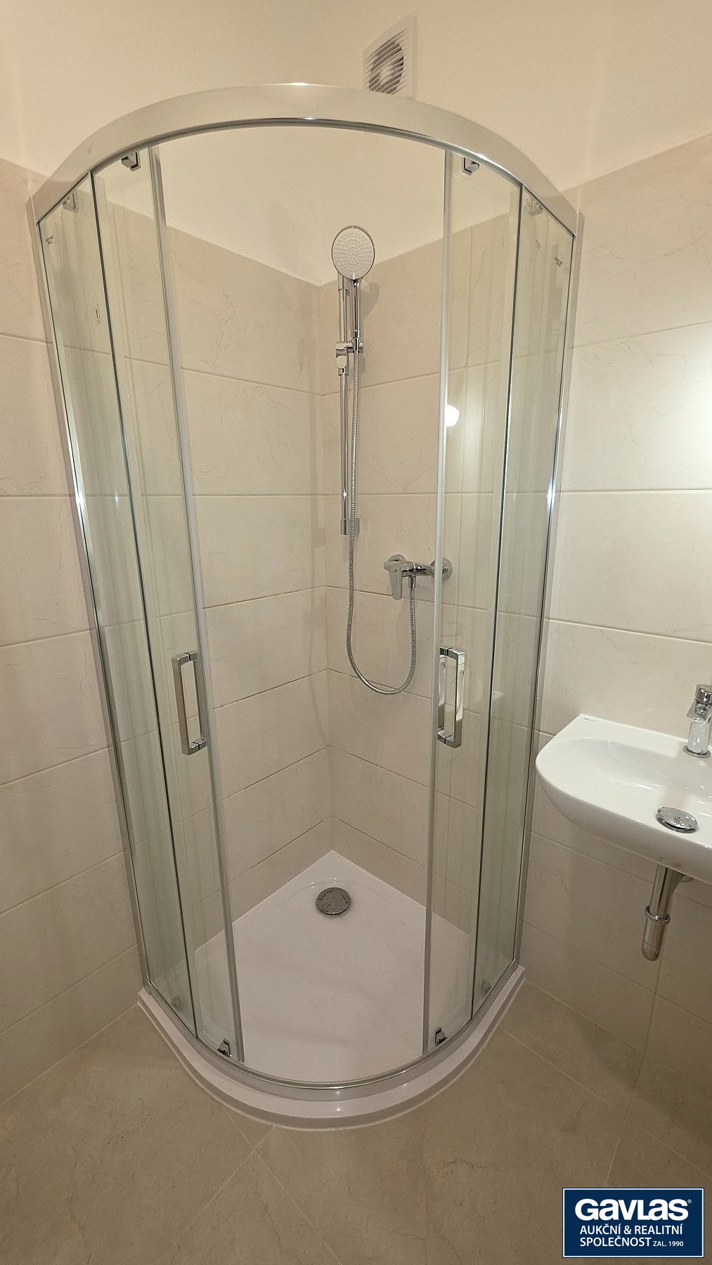 Koupelna - sprchový kout a umyvadlo
