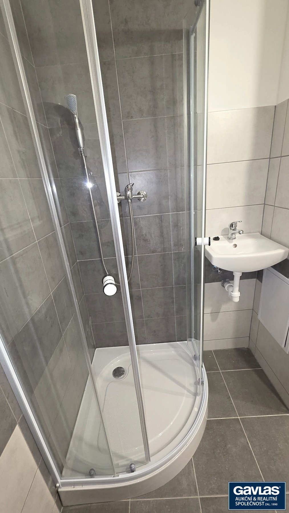 Koupelna - sprcha a umyvadlo