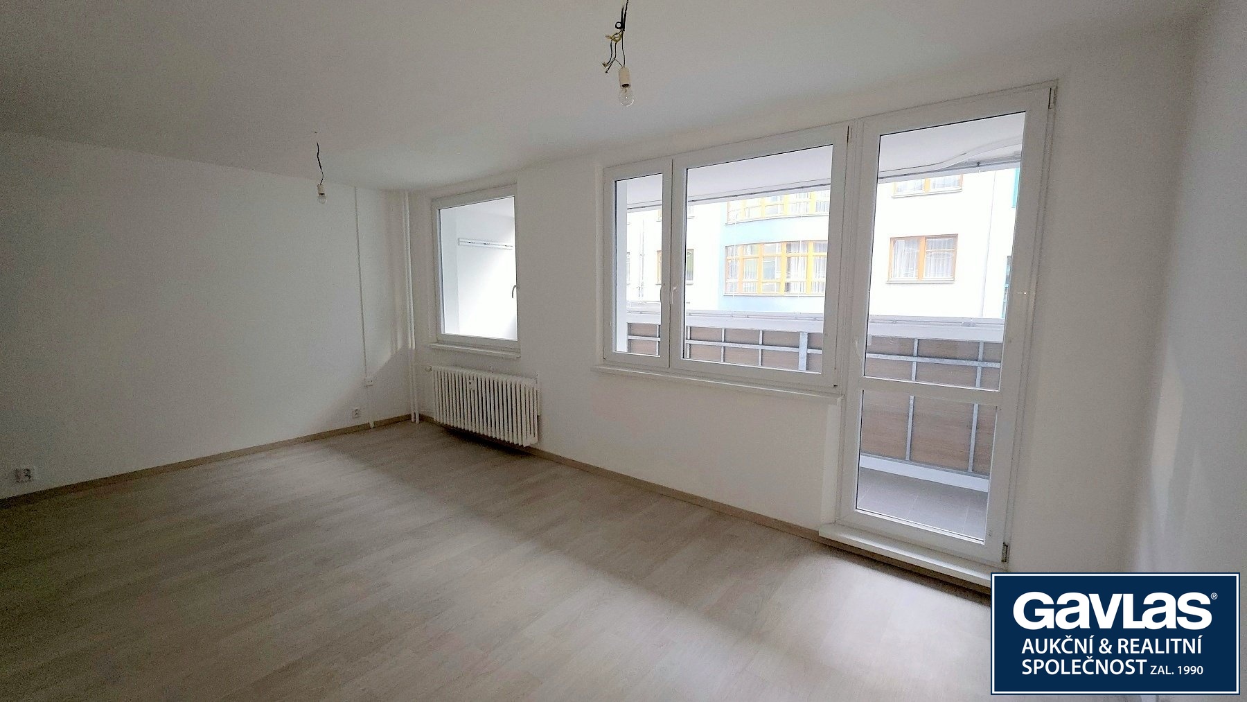 Pohled k oknu z předsíně