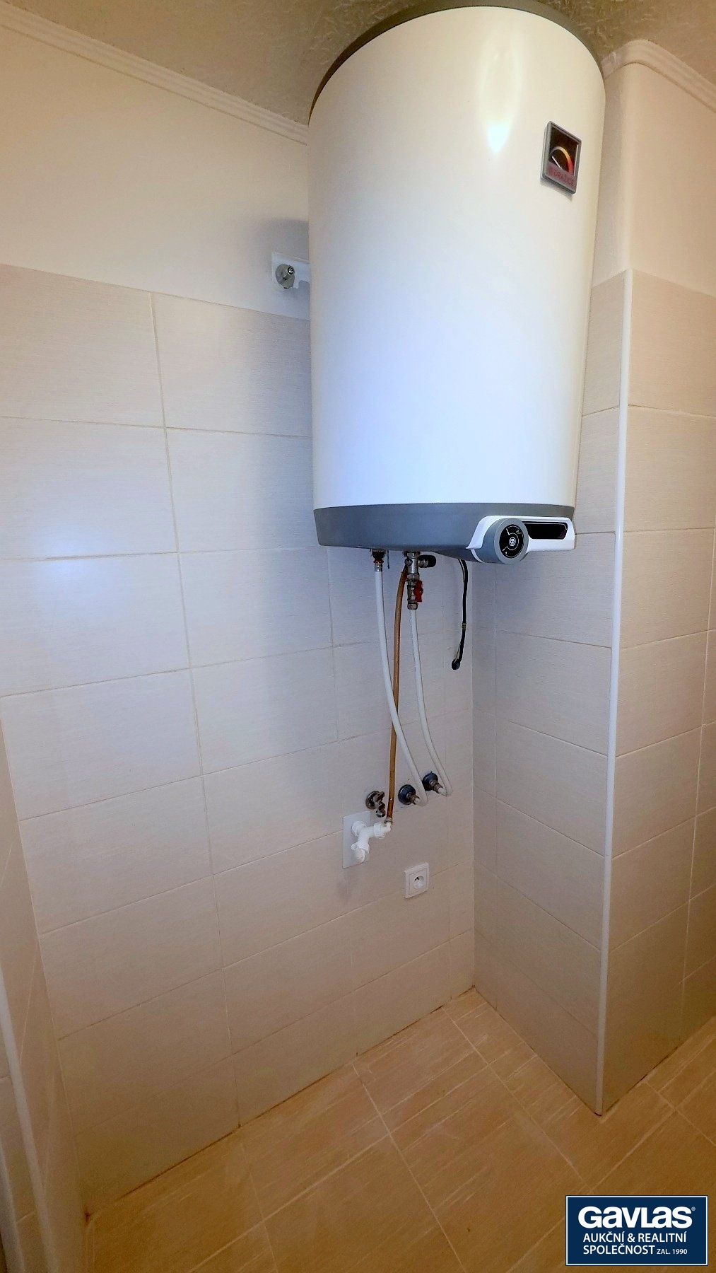 Koupelna - bojler a místo pro pračkui