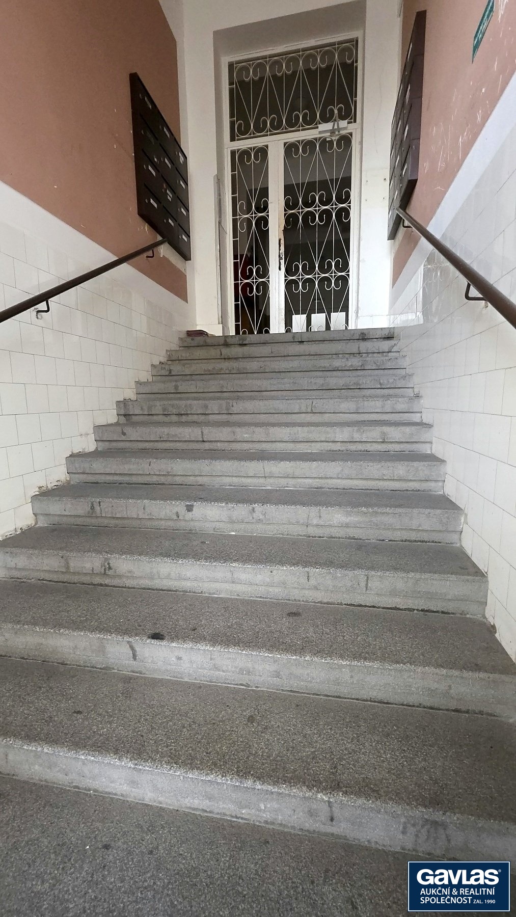 Vstupní schodiště do 1. patra