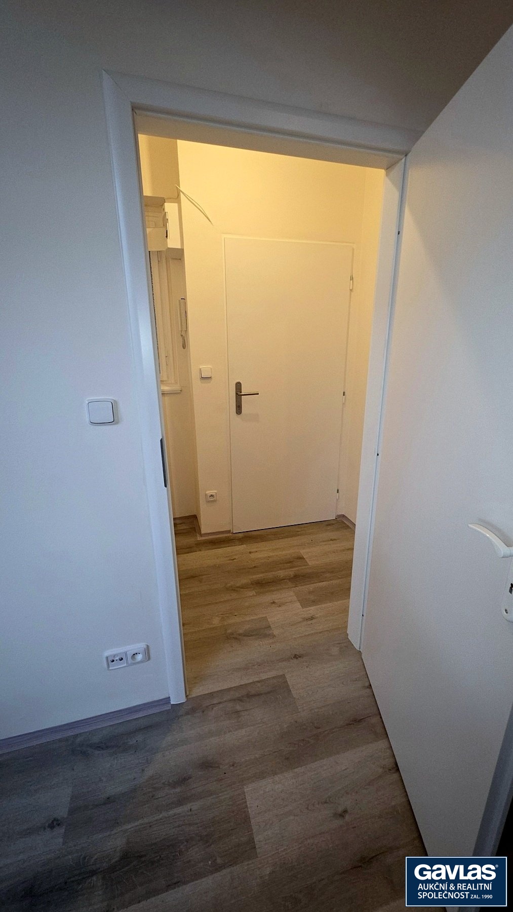 Pohled z kuchyně ke vstupu do bytu