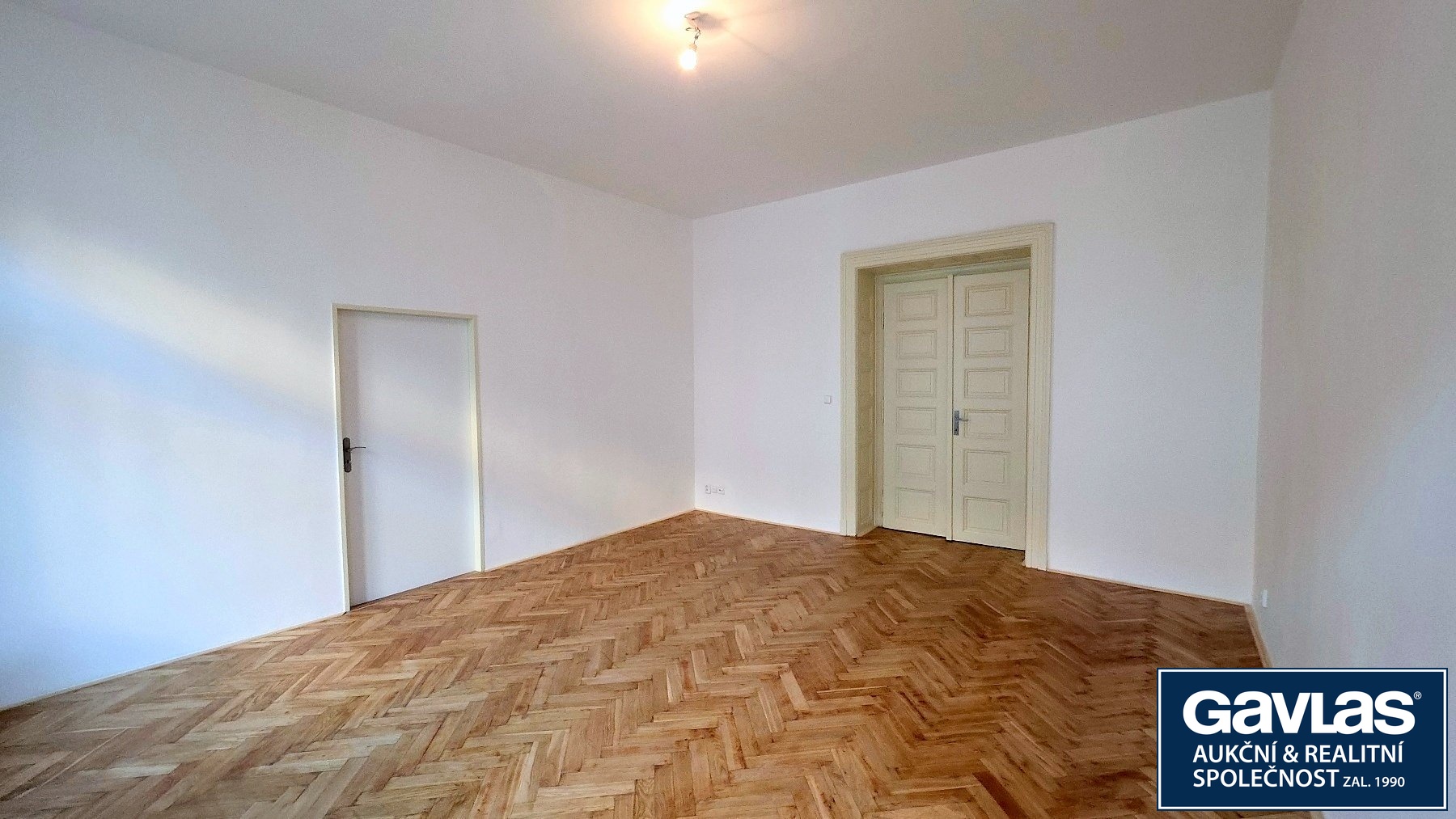 Obývací pokoj - pohled ke dveřím