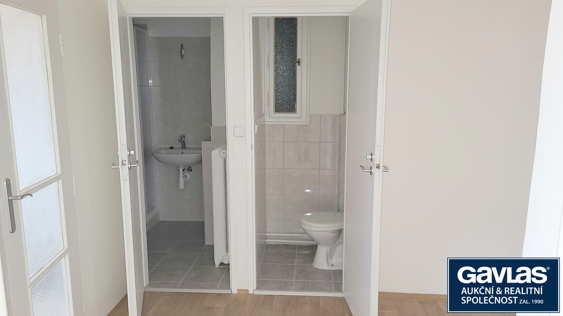 Předsíň - pohled do koupelny a WC