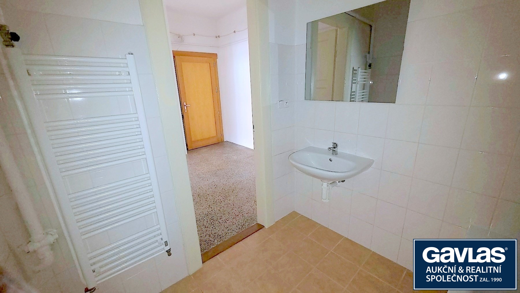 Koupelna - topný žebřík, umyvadlo a zrcadlo