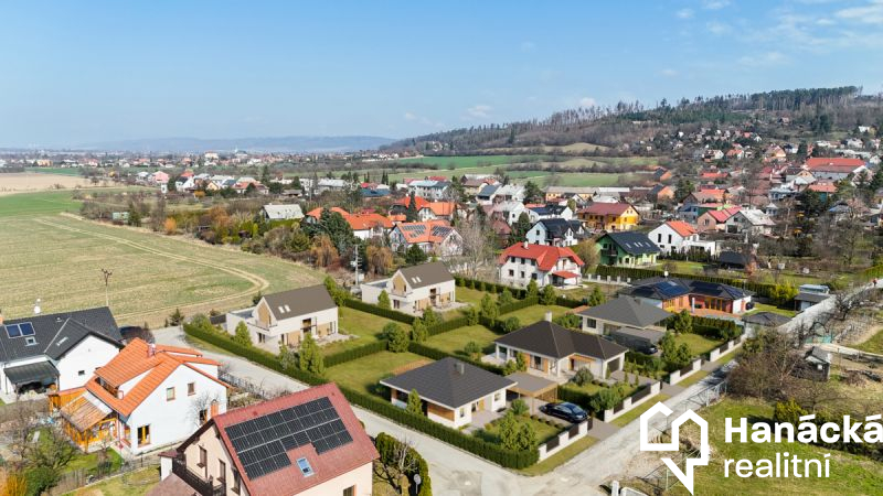 Stavební pozemek 644 m2 v Samotiškách, ulice Třešňová