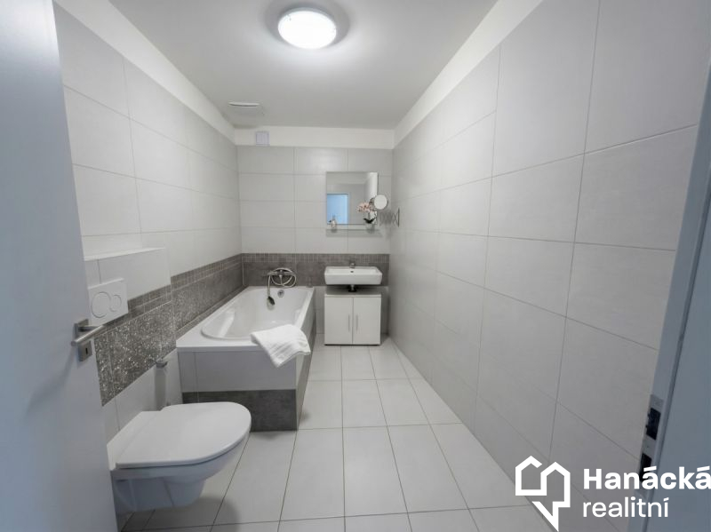 Pronájem 2+kk s balkonem a parkováním, ul. Wellner