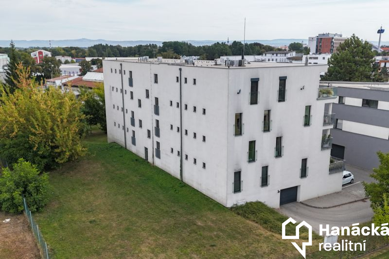 Pronájem 2+kk s balkonem a parkováním, ul. Wellner