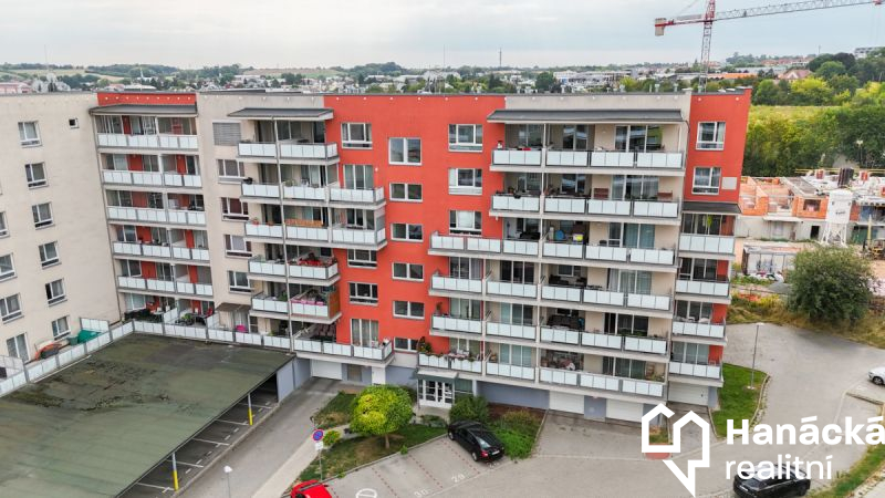 Pronájem bytu 2+kk s balkonem a parkováním, ul. Je
