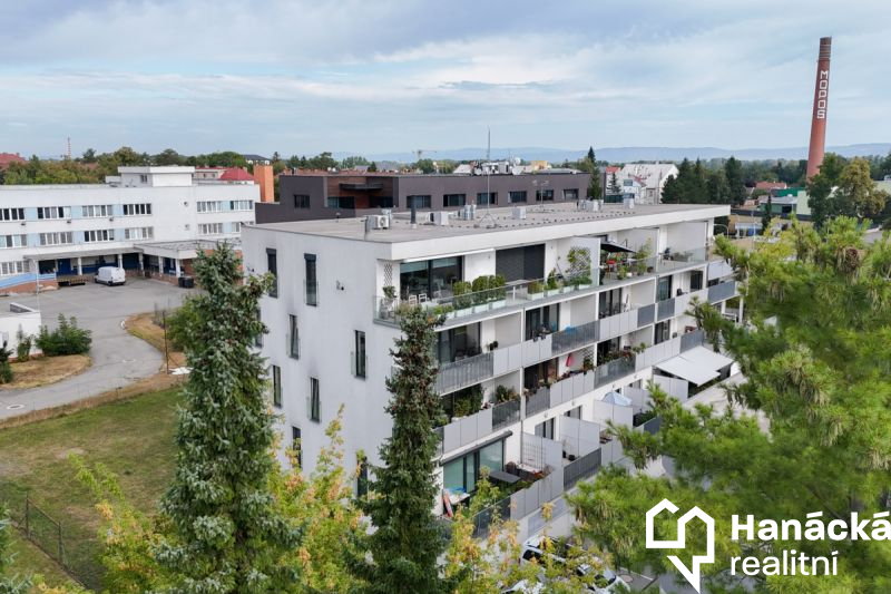 Pronájem 2+kk s balkonem a parkováním, ul. Wellner