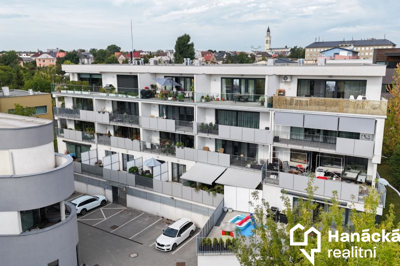 Pronájem 2+kk s balkonem a parkováním, ul. Wellner