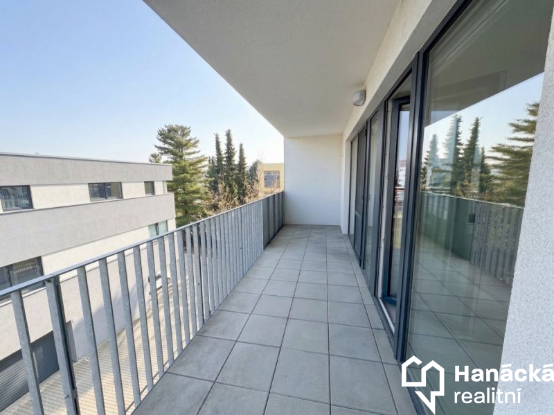 Pronájem 2+kk s balkonem a parkováním, ul. Wellner