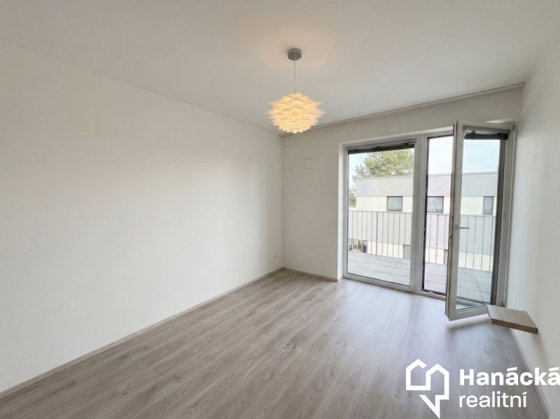 Pronájem 2+kk s balkonem a parkováním, ul. Wellner