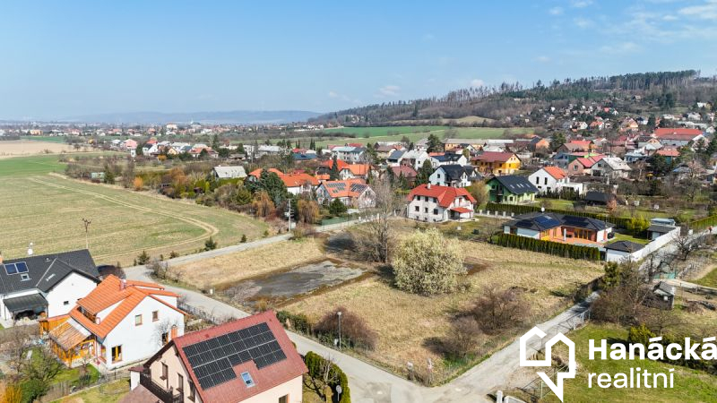 Stavební pozemek 644 m2 v Samotiškách, ulice Třešňová