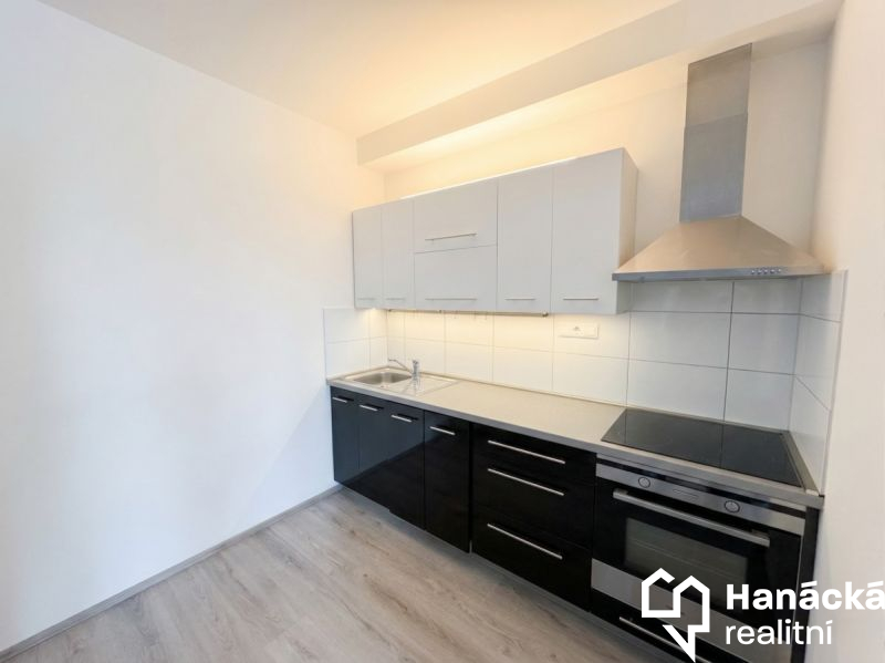 Pronájem 2+kk s balkonem a parkováním, ul. Wellner