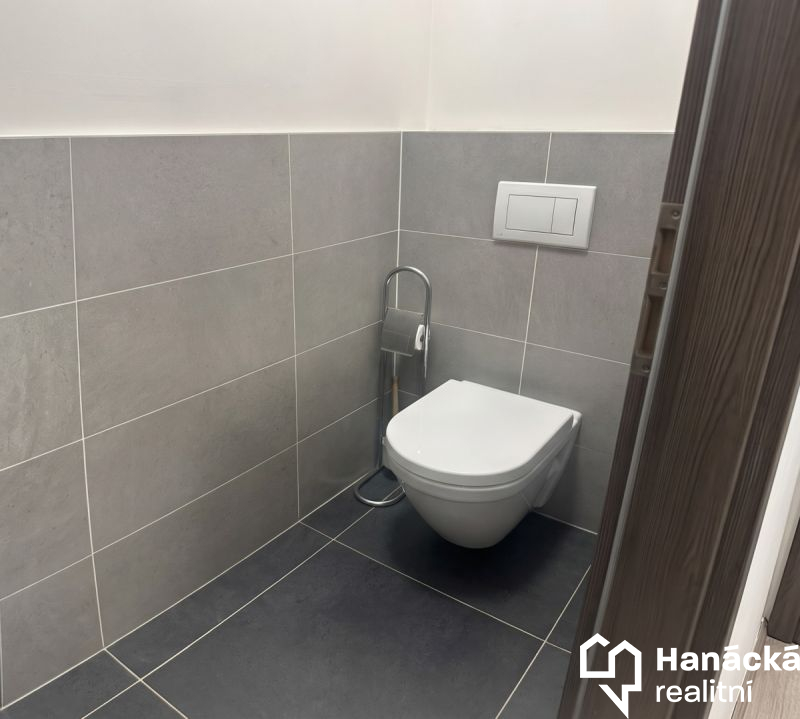 Pronájem bytu 2+kk s balkonem 20 m2, ul. Slavoníns