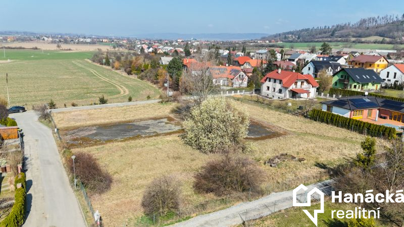 Stavební pozemek 737 m2 v Samotiškách, ulice Třešň