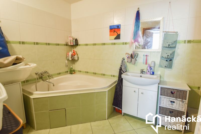 Prodej objektu s pěti byty a prodejnou ve Velké By