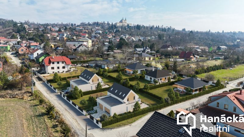 Stavební pozemek 737 m2 v Samotiškách, ulice Třešň