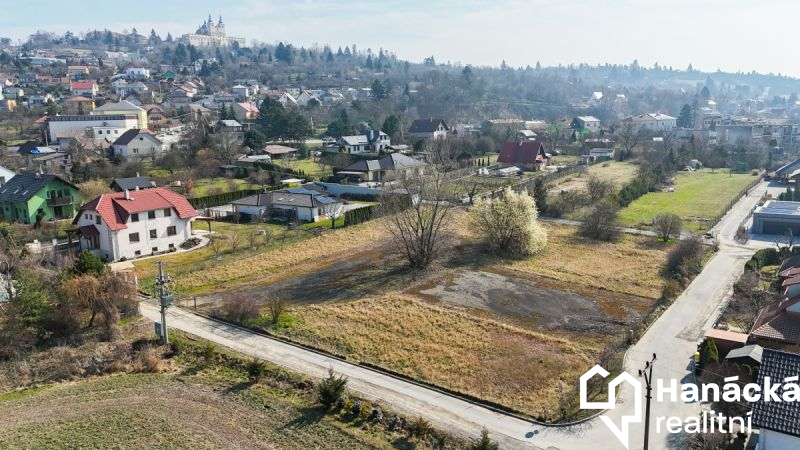 Stavební pozemek 737 m2 v Samotiškách, ulice Třešň