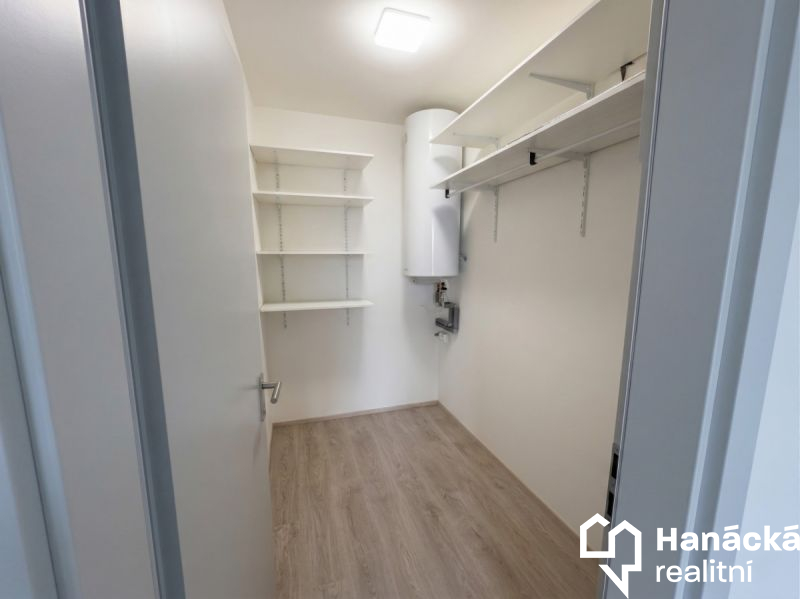 Pronájem 2+kk s balkonem a parkováním, ul. Wellner