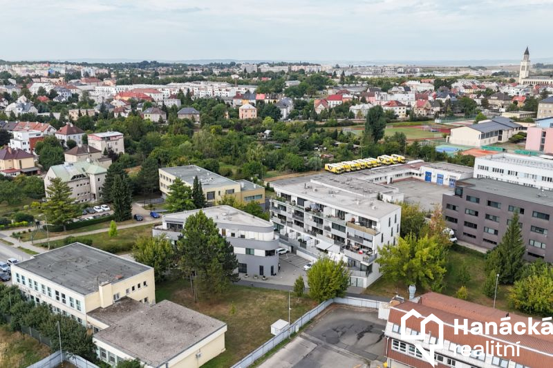 Pronájem 2+kk s balkonem a parkováním, ul. Wellner