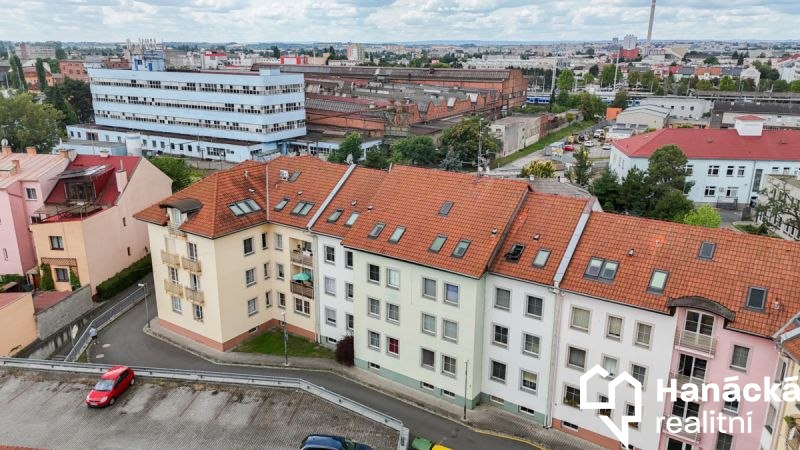 Zrekonstruovaný byt 2+kk s garáží, ul. Sladkovského