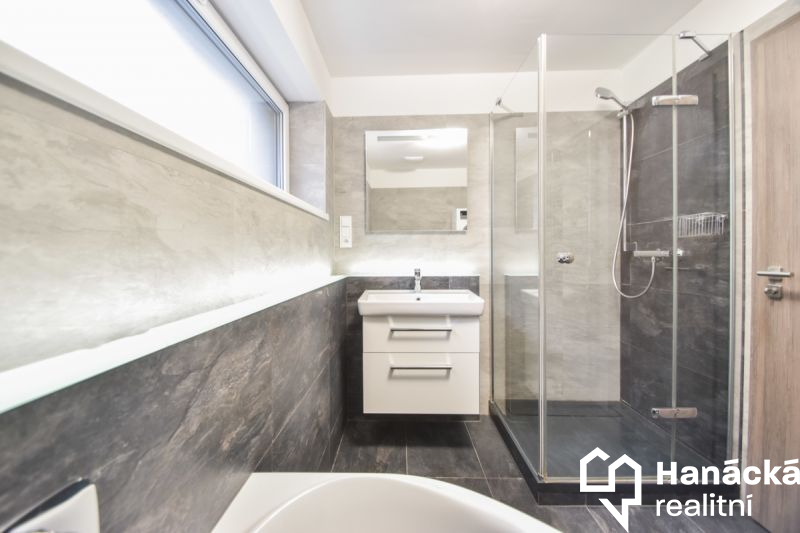 Prodej bytu 3+kk s terasou 80m2 a parkováním, ul. 