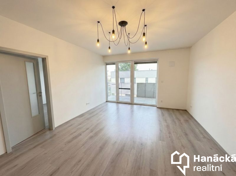 Pronájem 2+kk s balkonem a parkováním, ul. Wellner