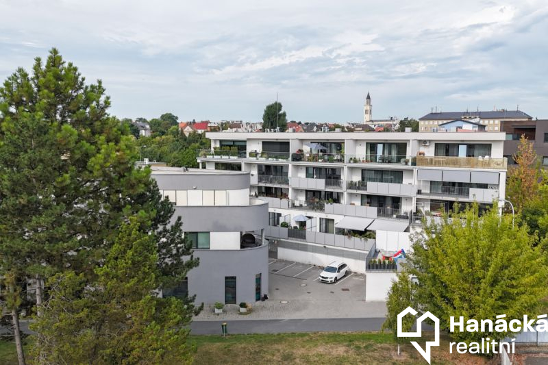 Pronájem 2+kk s balkonem a parkováním, ul. Wellner