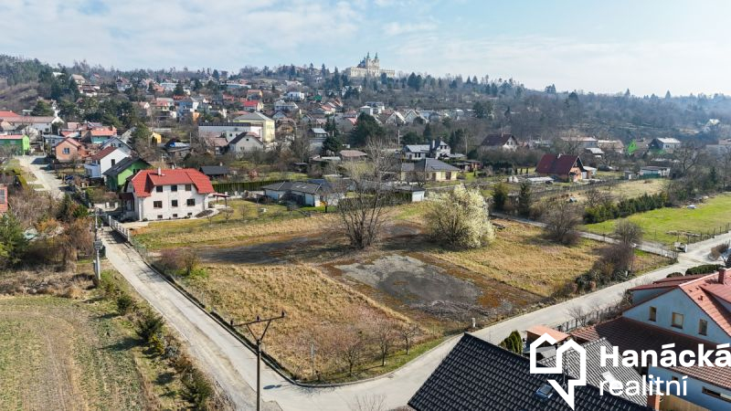 Stavební pozemek 644 m2 v Samotiškách, ulice Třešňová
